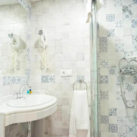 Gonzalez Hotel 2*